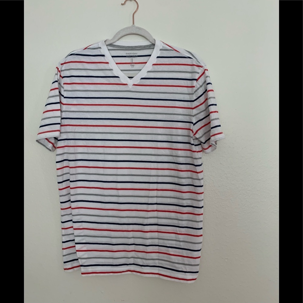 - GAP everyday tshirt